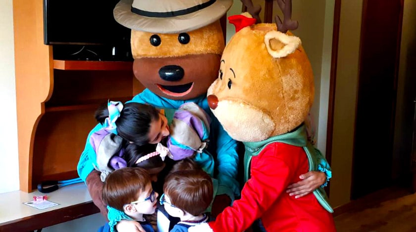 Mascotes do Hotel Alpestre abraçando crianças na recreação