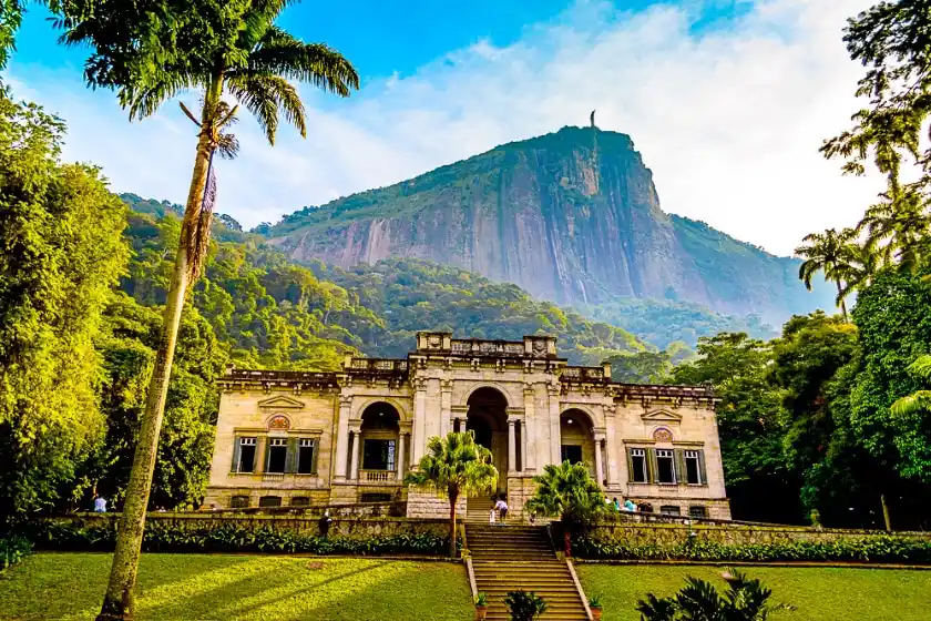 Foto do Parque Lage e do Cristo Redentor, no Rio de Janeiro, um dos principais destinos do Brasil 