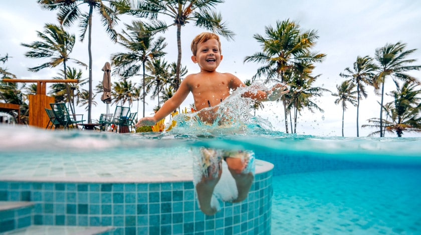 Menino na piscina do Sauípe Premium Brisa, resort com descontos da Family Trip