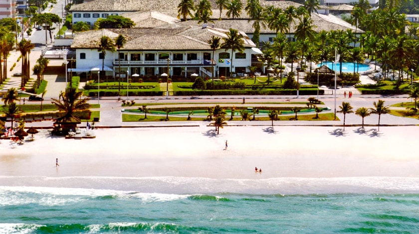 Foto da fachada do Casa Grande Resort & SPA em frente à Praia da Enseada