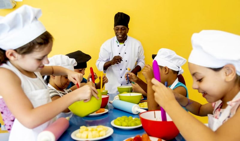 Crianças na cozinha experimental do Mundo Kids, no Vale Suíço Resort
