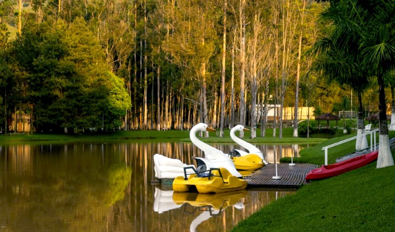 Lago e pedalinhos do Vale Suíço Resort