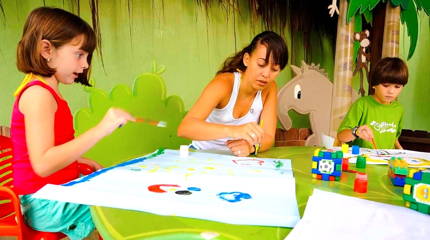 Crianças pintando, atividade do kids' club