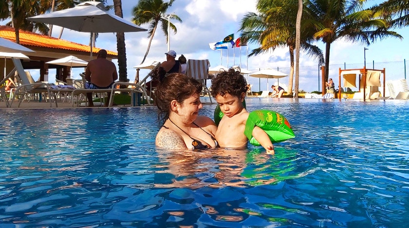 Juliana e Bento na piscina do Jatiúca Resort 