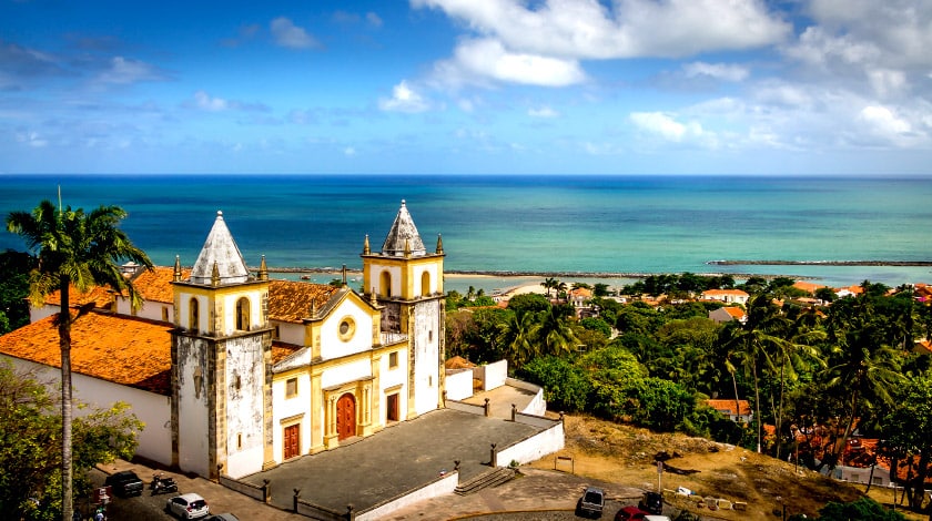 Vista panorâmica para o igreja de Olinda e o mar