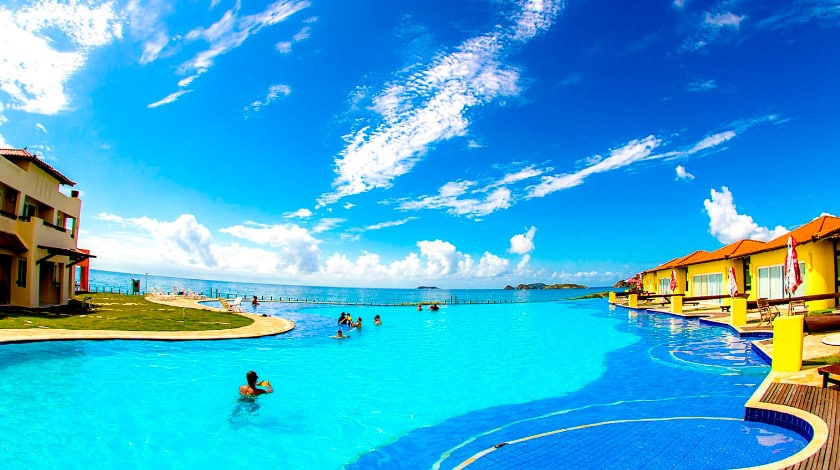 Hóspedes se divertindo na piscina do Búzios Beach Resort 