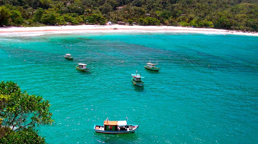 Barcos próximos à Ilha Grande, em Angra dos Reis, um dos destinos do Brasil do Zarpo