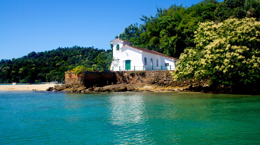 Praia e Igreja da Piedade, na Ilha de Gipóia, em Angra dos Reis