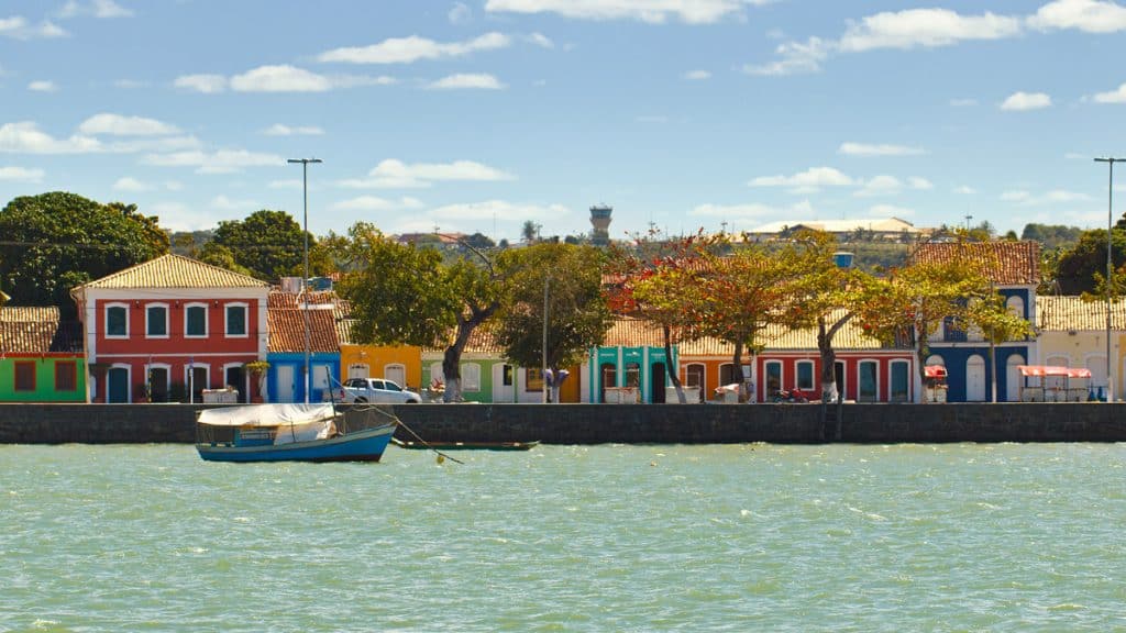 Mar e casas em Porto Seguro, destino no sul da Bahia