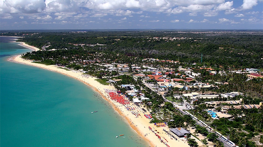 Vista aérea da Praia de Taperapuã, em Porto Seguro 