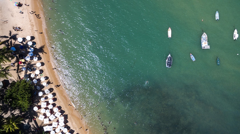 Vista aérea da Praia de Mucugê, em Arraial d'Ajuda
