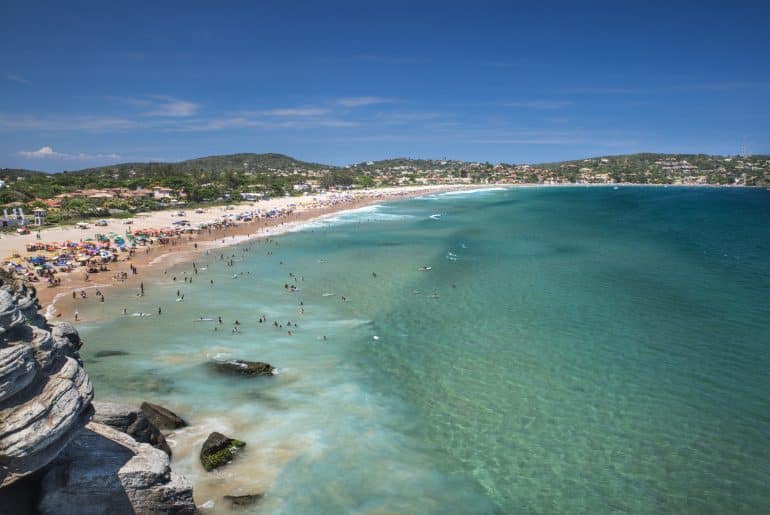 Para onde viajar em fevereiro? Veja destinos no Brasil e no exterior Praia da Ferradura