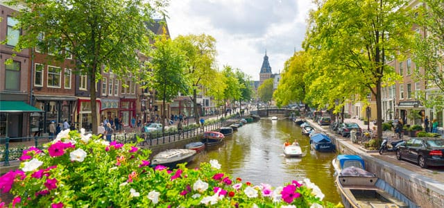 Os canais conversados de Amsterdam permitem até os barcos-casa