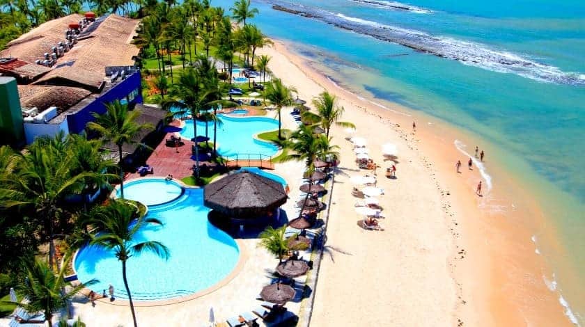 Vista aérea para as piscinas e a praia do Arraial d'Ajuda Eco Resort
