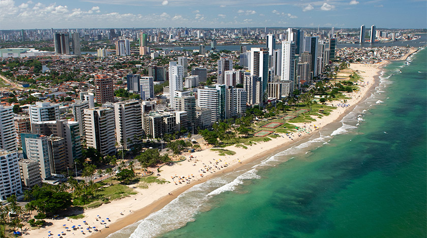 Vista aérea da Praia de Boa Viagem, com diversos prédios na orla