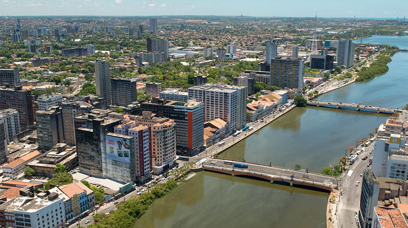 Vista aérea do Rio Capibaribe, que está sob pontes e paralelo a edifícios