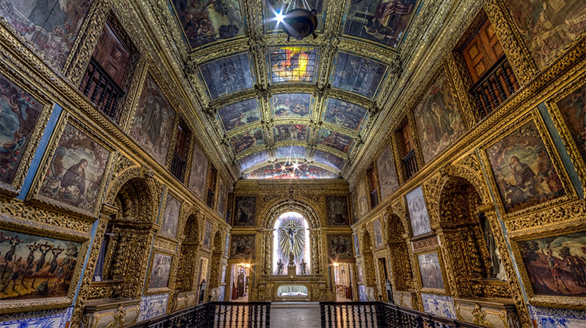 Visão interna da Capela Dourada, repleta de quadros e ornamentos em ouro