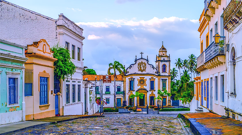 VIsta de uma rua colonial em Olinda e ao fundo a Basílica e Mosteiro de São Bento