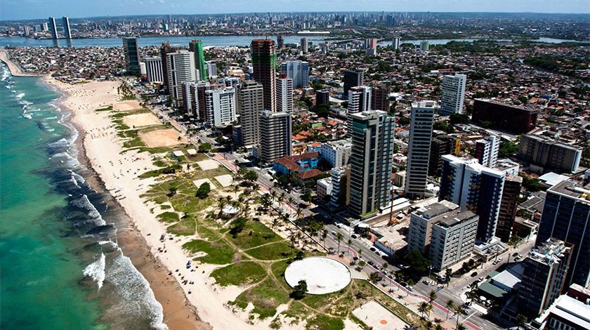 Vista aérea da Praia do Pina, com uma orla repleta de prédios 