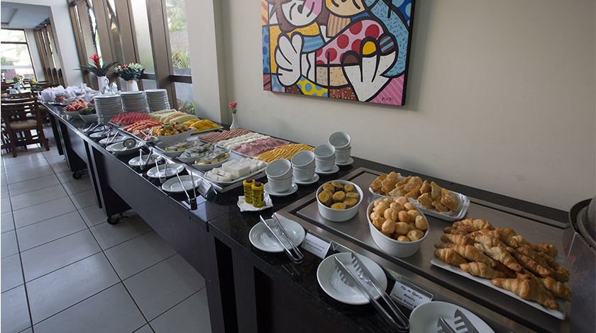 Buffet de café da manhã no Catussaba Suites.