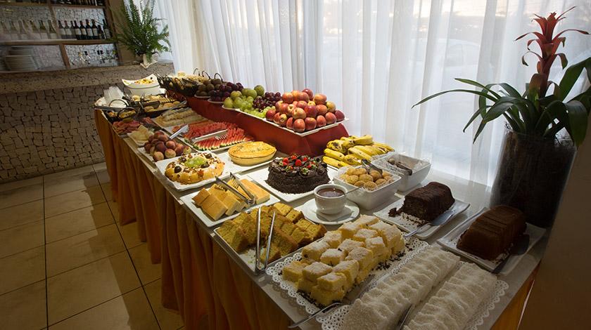 Buffet de café da manhã no Catussaba Business.