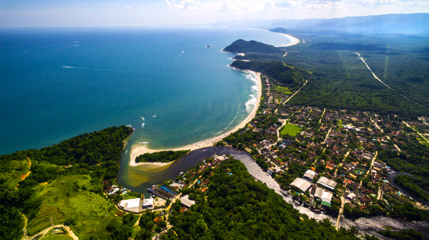 Vista aérea de São Sebastião, no litoral norte de SP