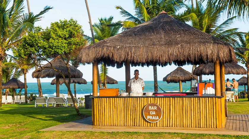 Bar na praia do Vila Galé Marés.